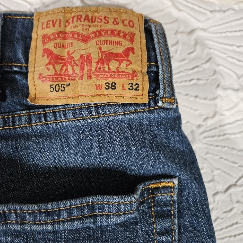 Levi's 505 Straight Leg Men's Jeans in Medium Blue Denim Size 38X32 - Picture 4 of 9